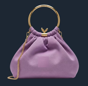 Tas kantong Ungu Muda yang lembut dengan gagang gelang emas melingkar di latar belakang putih.