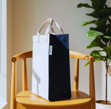 Ide personalisasi tote bag: desain color block membungkus sisi tas kanvas SIGNIFO yang kokoh.