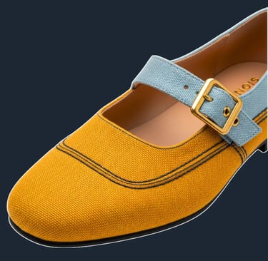 Sepatu Mary Jane "Solstice" Signifo kanvas Marigold Yellow dengan strap biru.