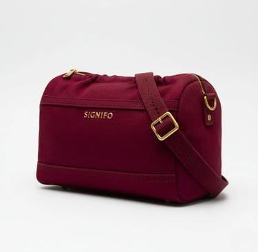 Tas selempang "Royal Journey" Signifo merah marun dengan strap dan ritsleting emas.