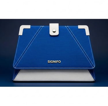 Tas clutch "Solid Horizon" Signifo biru tua putih dengan aksen jahitan putih.