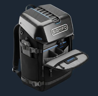 Tas ransel Hitam futuristik dengan bodi kanvas bertekstur dan cangkang carbon fiber di latar putih.