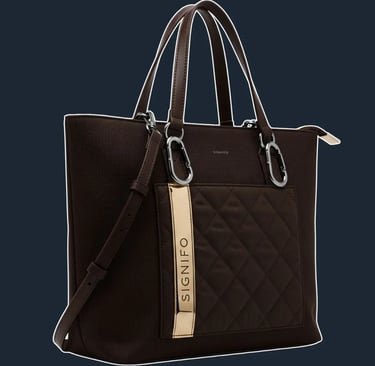 Detail tas tote modernis dengan kantong quilted dan aksen metalik vertikal.