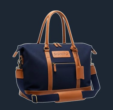 Weekender tote kanvas dongker dengan aksen kulit sintetis cokelat dan saku depan.