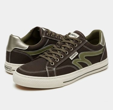 Sepasang sneakers kanvas SIGNIFO cokelat dan hijau dengan sol putih.