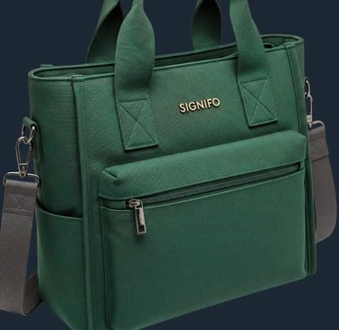 Tas kanvas SIGNIFO hijau dari perspektif tiga perempat dengan latar belakang gelap.