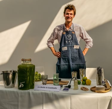 Lauréat de la fête des lauréats devant son stand de cocktails