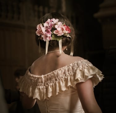 Femme de dos en robe, style mariage