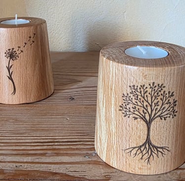 Bougeoirs en bois faits à la main avec motifs gravés représentant des pissenlits et l'arbre de vie.