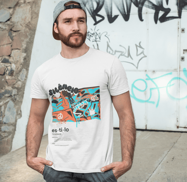 Homem vestindo camiseta 100% algodão de cor clara com estampa colorida na frente, em ambiente urbano