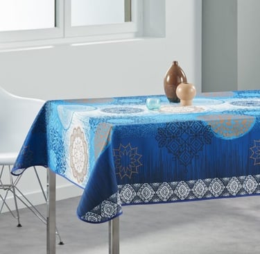 une table avec une nappe bleu par dessus