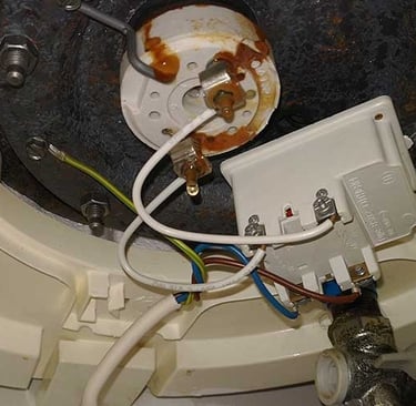 fuite et rouille sous chauffe eau