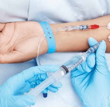 Paziente con un PICC al braccio