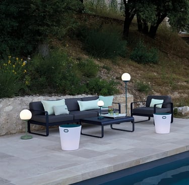 Espace bien-être, détente confortable et luxueux au bord de la piscine