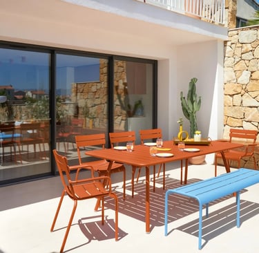 Terrasse ensoleillée aménagée pour le déjeuner de clients ou collaborateurs