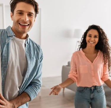 um homem e uma mulher parados em uma porta de entrada