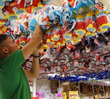 Pintura eletrostática e reforma em expositores de ovos de páscoa para supermercados