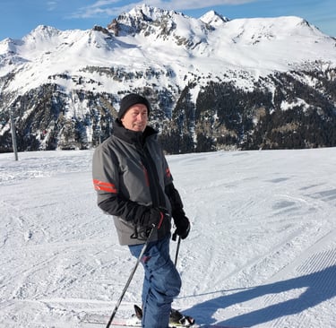 Georges Combet est un écrivain qui vit dans le hameau du Charmaix (station de ski de Valfréjus). C'