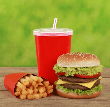 كومبو وجبة برغر بالجبن مع بطاطا مقلية ومشروب غازي في علبة حمراء