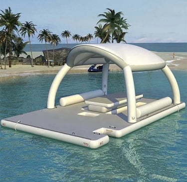 منصة مطاطية عائمة باللون الأبيض مع مظلة علوية ومساحة جلوس، مصممة للأنشطة الترفيهية فوق الماء