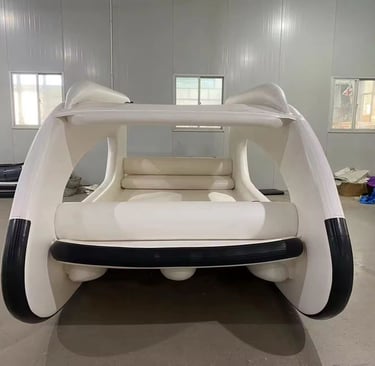 قارب مطاطي أبيض مزود بمحرك خارجي صغير ومغطى بجدار شفاف، مصمم للنزهات المائية الآمنة