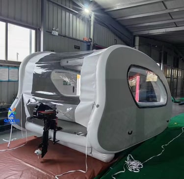 قارب مطاطي أبيض بتصميم جانبي مفتوح ونوافذ بيضاوية مع مقاعد داخلية، مناسب للجولات المائية العائلية