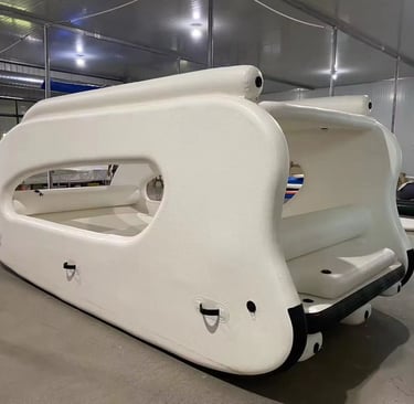 قارب مطاطي مبتكر بتصميم مستطيل يحتوي على مقاعد داخلية مريحة ولون أبيض مع حواف سوداء للحماية