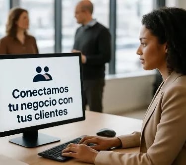 Chica presentando a clientes frente a un ordenador con el mensaje: conectamos tu negocio con tus cli
