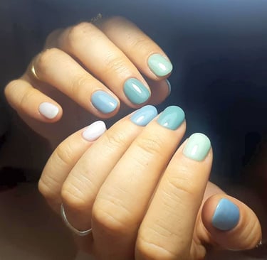 “מניקור לק ג'ל בגוון תכלת ב-SBS Beauty Studio – גימור נקי ומראה רענן לידיים.”