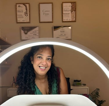 “מטפלת ב-SBS Beauty Studio מקבלת לקוחות בחיוך – אווירה מקצועית וחמה בקליניקה.”