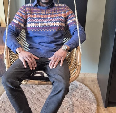 un homme assis 