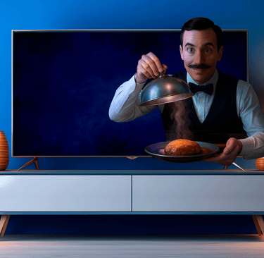 Garçom elegante saindo da TV e oferecendo prato saboroso — cardápio digital para hotéis