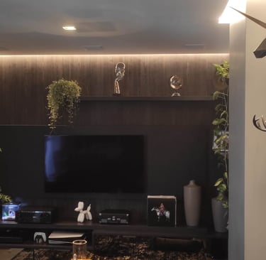 sala elegante equipada com iluminação inteligente, cortina motorizada e home theater
