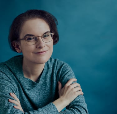 Kathrin Tordasi sitting in a studio with crossed arms.
