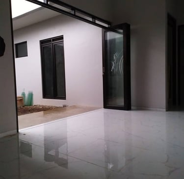 <img src="pintu-aluminium.jpg" alt="Pintu Aluminium Minimalis Kuat dan Tahan Lama - Dzalfa Jaya Alum