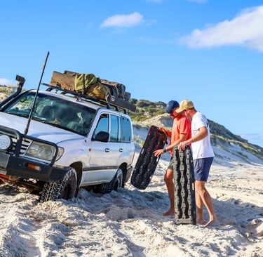 Zelf een 4WD losmaken met zandplaten tijdens een offroad avontuur