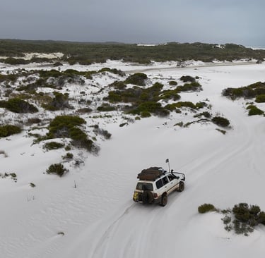4WD voertuig rijdt offroad door de duinen in west australie
