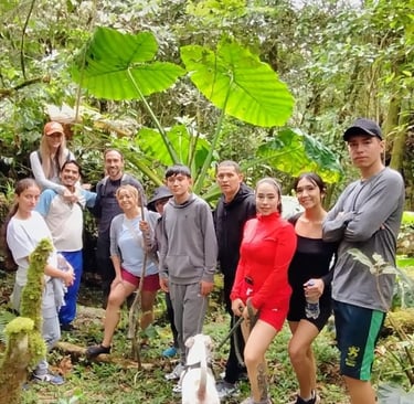 Visitantes disfrutando del río
