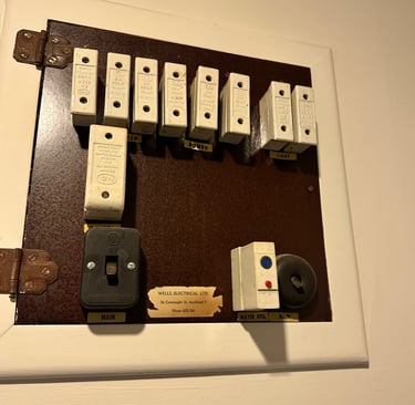 Old fuse board power outage, fuse blew up call sparky 0223181177