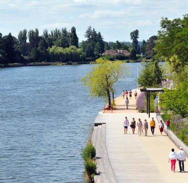 Strolling between the park and the R. ALlier