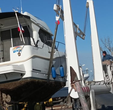 Henri lifts our boat from the dock>.