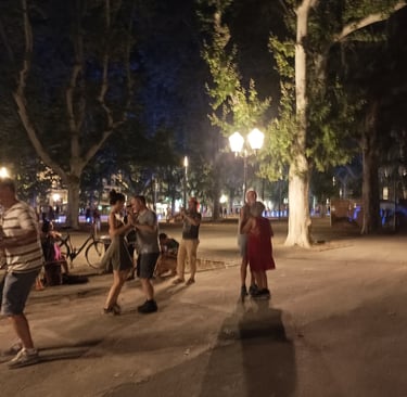 Dancing to the Occitan musicians