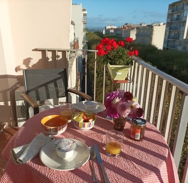 Breakfast outdoors at Sète