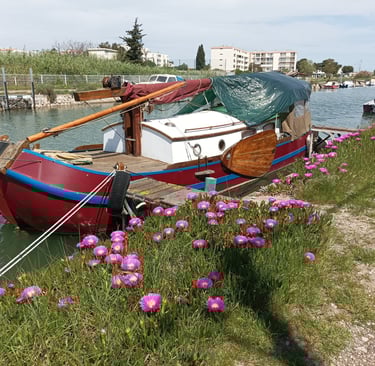 This barge is a Dutch Tjalk