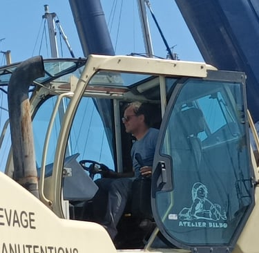 Le Patron operates the lift