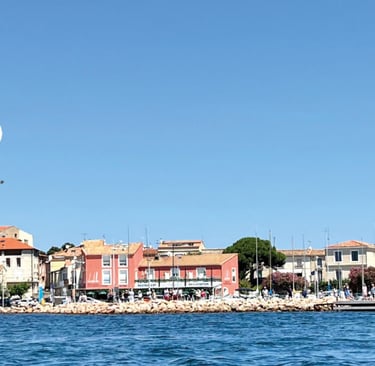 Restaurants line the edge of the étang