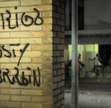 Jeunes dans un quartier sombre la nuit en Guyane