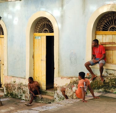 Jeunes hommes dans la rue à Sao Luis au Brésil