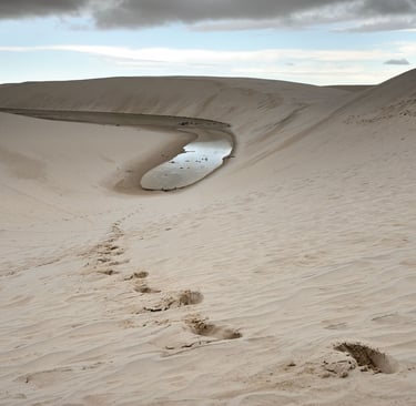 Paysage de sable et de lagunes dans  les lençois dans le Maranhao au Brésil