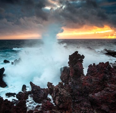 Tempête au coucher su soleil sur la roche volcanique de l'ïle de Pâques au Chili